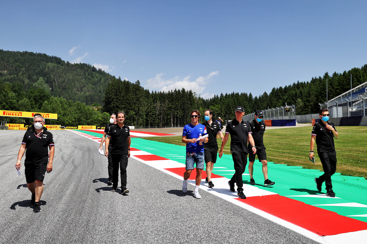 GP STIRIA, Fernando Alonso (ESP) Alpine F1 Team walks the circuit with the team.
24.06.2021. Formula 1 World Championship, Rd 8, Steiermark Grand Prix, Spielberg, Austria, Preparation Day.
- www.xpbimages.com, EMail: requests@xpbimages.com © Copyright: Moy / XPB Images