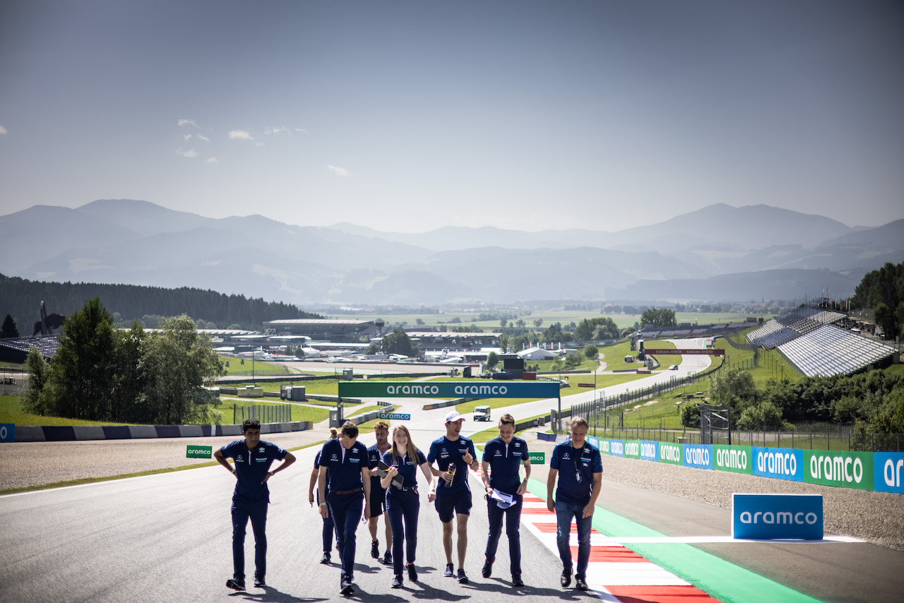 GP STIRIA, Nicholas Latifi (CDN) Williams Racing walks the circuit with the team.
24.06.2021. Formula 1 World Championship, Rd 8, Steiermark Grand Prix, Spielberg, Austria, Preparation Day.
- www.xpbimages.com, EMail: requests@xpbimages.com © Copyright: Bearne / XPB Images