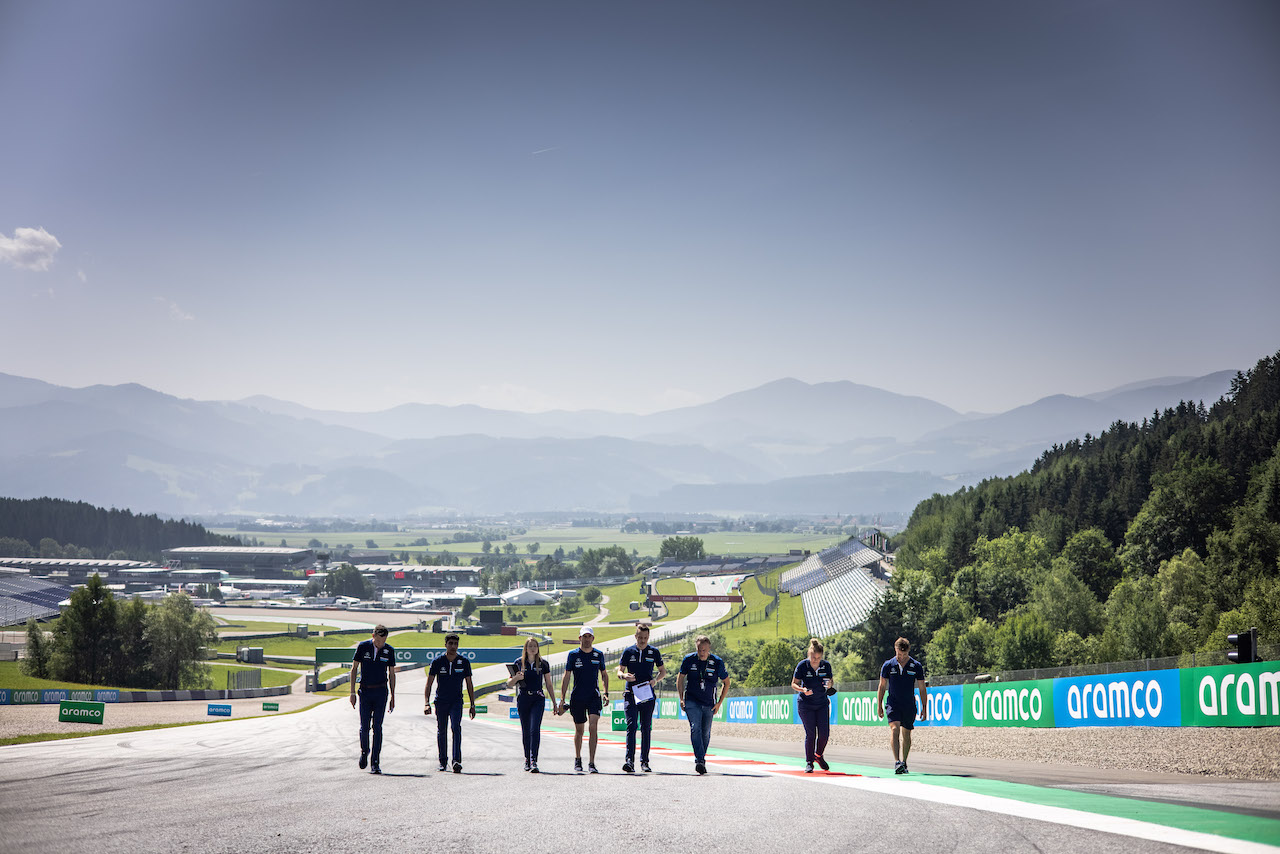 GP STIRIA, Nicholas Latifi (CDN) Williams Racing walks the circuit with the team.
24.06.2021. Formula 1 World Championship, Rd 8, Steiermark Grand Prix, Spielberg, Austria, Preparation Day.
- www.xpbimages.com, EMail: requests@xpbimages.com © Copyright: Bearne / XPB Images
