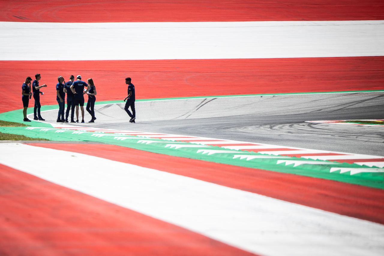 GP STIRIA, Nicholas Latifi (CDN) Williams Racing walks the circuit with the team.
24.06.2021. Formula 1 World Championship, Rd 8, Steiermark Grand Prix, Spielberg, Austria, Preparation Day.
- www.xpbimages.com, EMail: requests@xpbimages.com © Copyright: Bearne / XPB Images