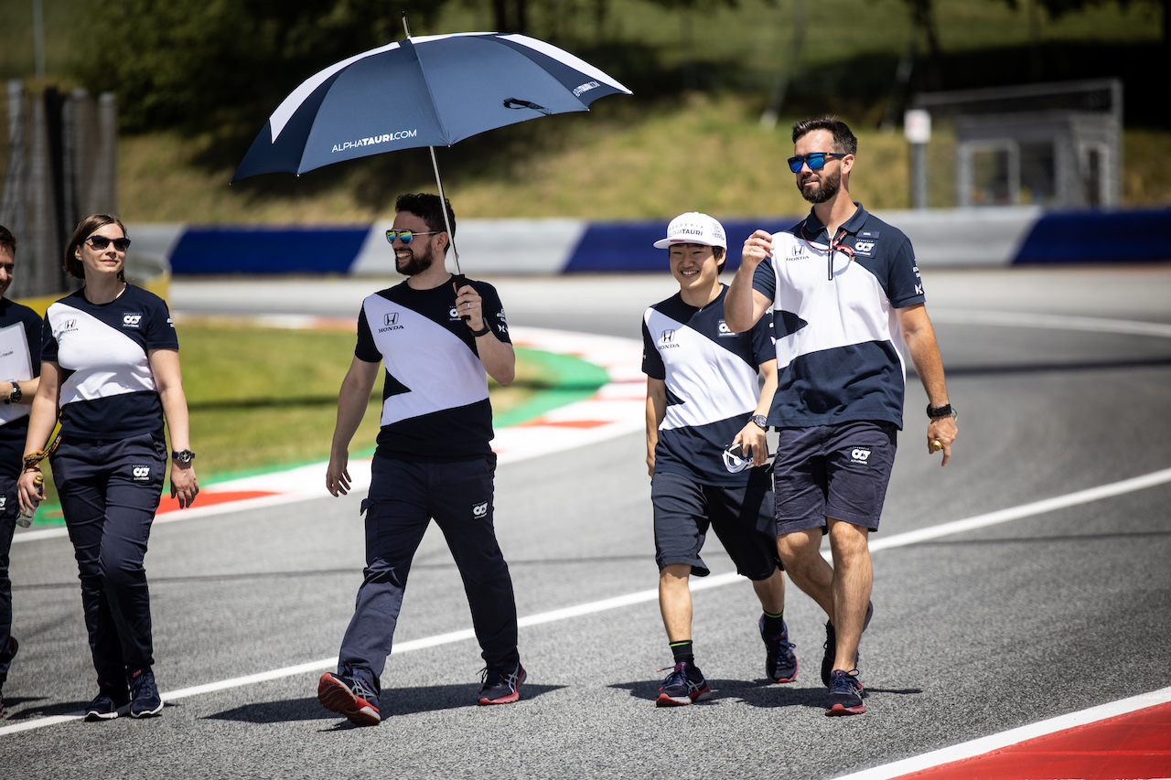 GP STIRIA, Yuki Tsunoda (JPN) AlphaTauri walks the circuit with the team.
24.06.2021. Formula 1 World Championship, Rd 8, Steiermark Grand Prix, Spielberg, Austria, Preparation Day.
- www.xpbimages.com, EMail: requests@xpbimages.com © Copyright: Bearne / XPB Images