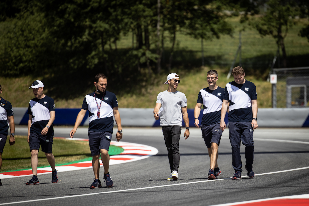 GP STIRIA, Pierre Gasly (FRA) AlphaTauri walks the circuit with the team.
24.06.2021. Formula 1 World Championship, Rd 8, Steiermark Grand Prix, Spielberg, Austria, Preparation Day.
- www.xpbimages.com, EMail: requests@xpbimages.com © Copyright: Bearne / XPB Images