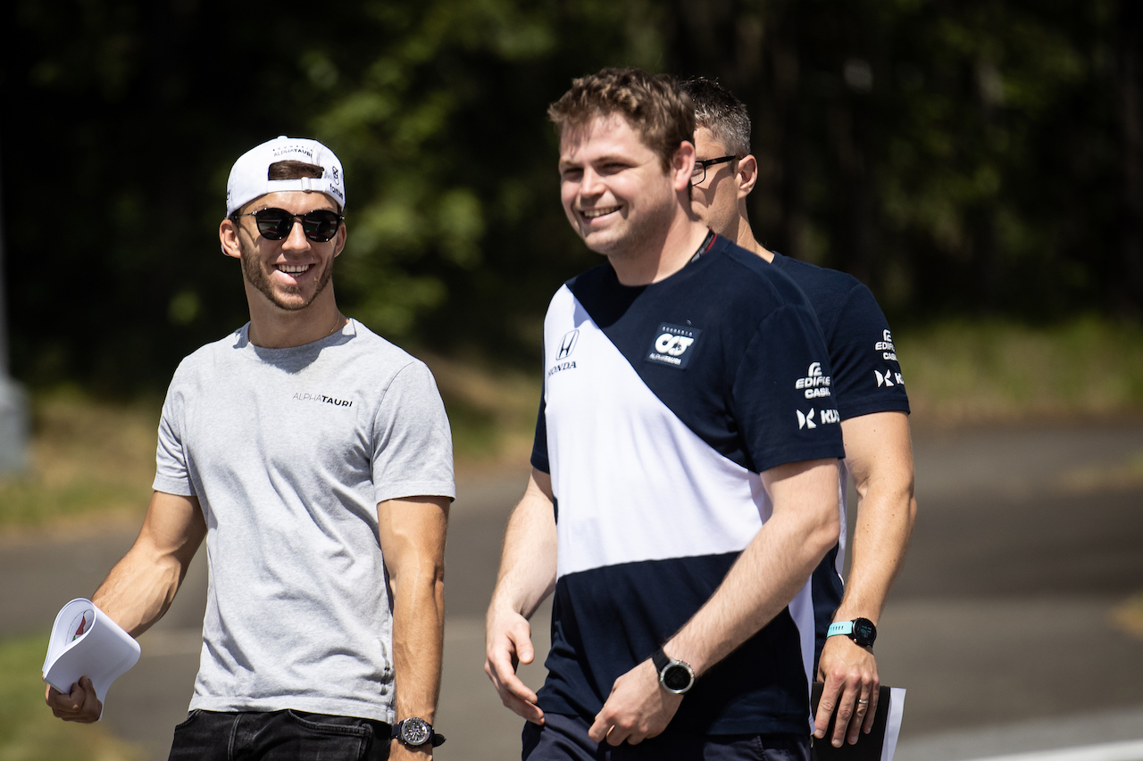 GP STIRIA, Pierre Gasly (FRA) AlphaTauri walks the circuit with the team.
24.06.2021. Formula 1 World Championship, Rd 8, Steiermark Grand Prix, Spielberg, Austria, Preparation Day.
- www.xpbimages.com, EMail: requests@xpbimages.com © Copyright: Bearne / XPB Images