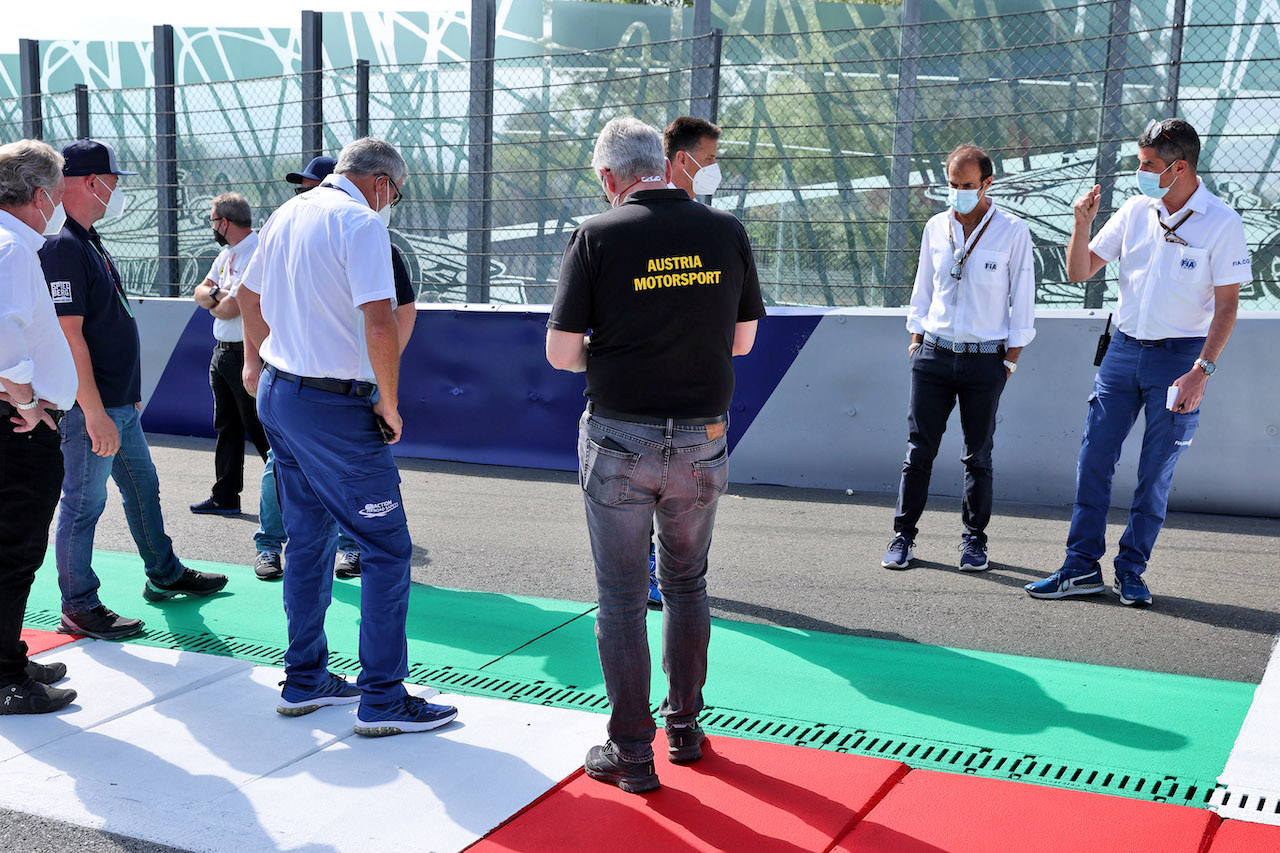 GP STIRIA, Michael Masi (AUS) FIA Gara Director e Emanuele Pirro (ITA) inspect the circuit with other FIA personnel.
24.06.2021. Formula 1 World Championship, Rd 8, Steiermark Grand Prix, Spielberg, Austria, Preparation Day.
- www.xpbimages.com, EMail: requests@xpbimages.com © Copyright: Batchelor / XPB Images