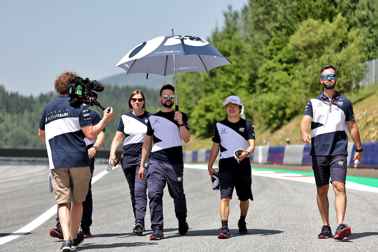 GP STIRIA, Yuki Tsunoda (JPN) AlphaTauri walks the circuit with the team.
24.06.2021. Formula 1 World Championship, Rd 8, Steiermark Grand Prix, Spielberg, Austria, Preparation Day.
- www.xpbimages.com, EMail: requests@xpbimages.com © Copyright: Batchelor / XPB Images