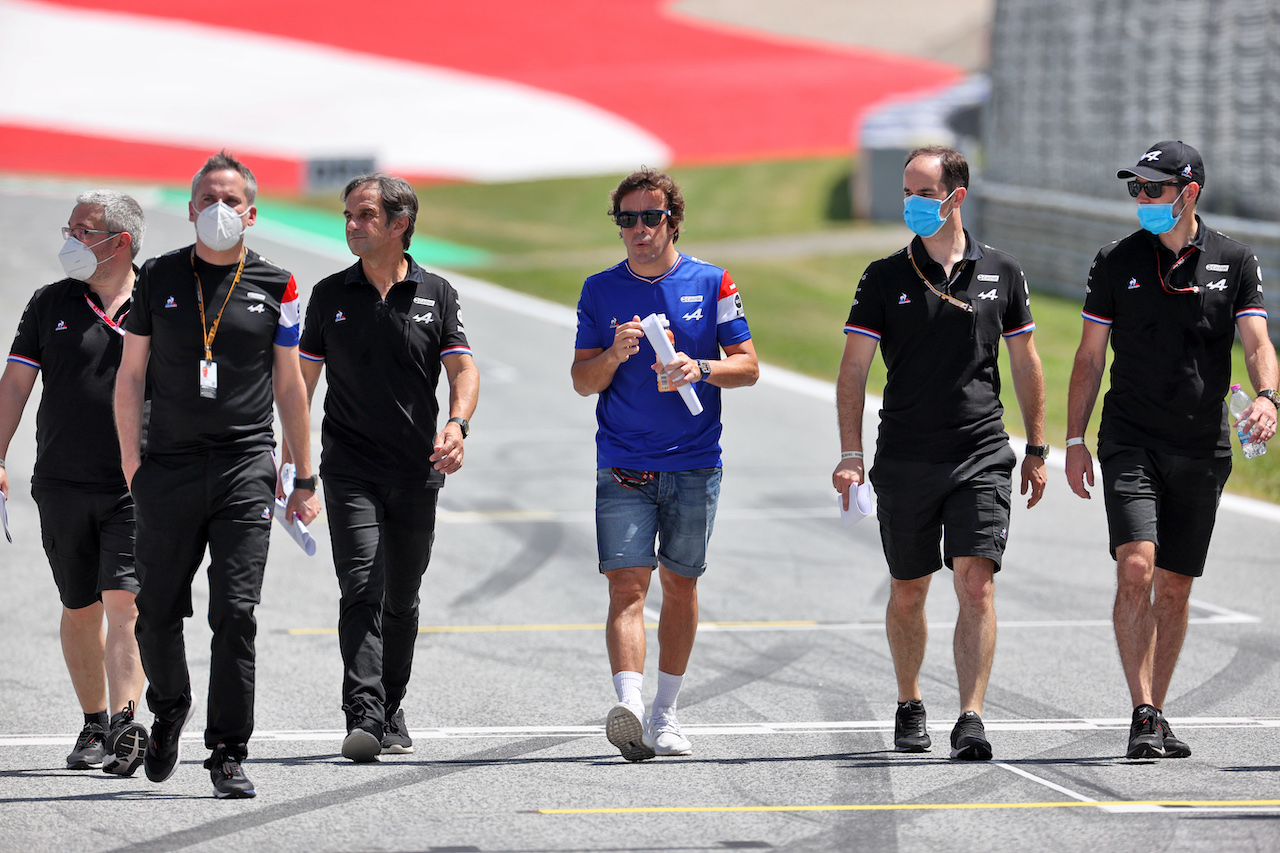 GP STIRIA, Fernando Alonso (ESP) Alpine F1 Team walks the circuit with the team.
24.06.2021. Formula 1 World Championship, Rd 8, Steiermark Grand Prix, Spielberg, Austria, Preparation Day.
- www.xpbimages.com, EMail: requests@xpbimages.com © Copyright: Batchelor / XPB Images
