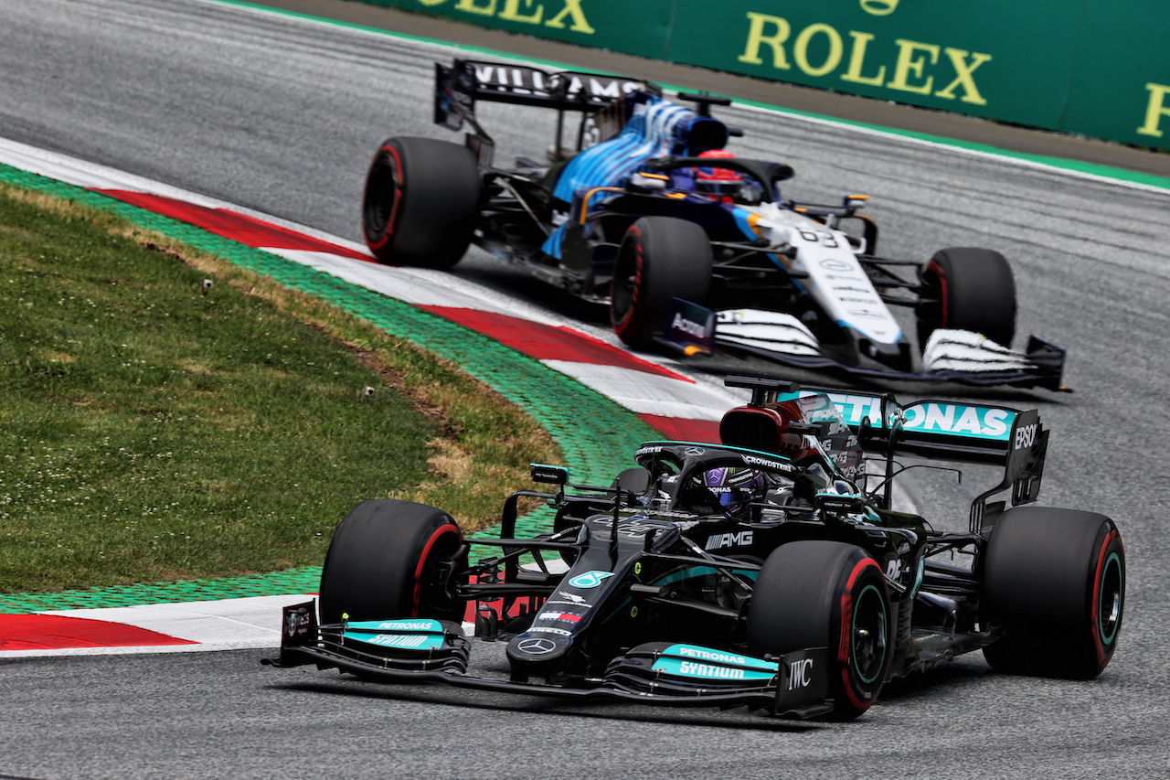 GP STIRIA, Lewis Hamilton (GBR) Mercedes AMG F1 W12 davanti a George Russell (GBR) Williams Racing FW43B.
26.06.2021. Formula 1 World Championship, Rd 8, Steiermark Grand Prix, Spielberg, Austria, Qualifiche Day.
- www.xpbimages.com, EMail: requests@xpbimages.com © Copyright: Batchelor / XPB Images