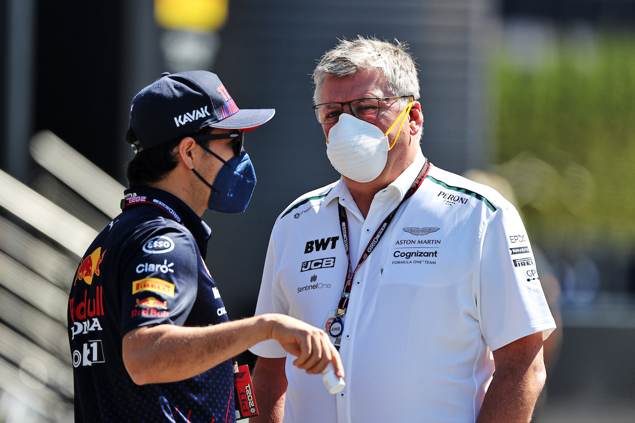GP STIRIA, (L to R): Sergio Perez (MEX) Red Bull Racing with Otmar Szafnauer (USA) Aston Martin F1 Team Principal e CEO.
26.06.2021. Formula 1 World Championship, Rd 8, Steiermark Grand Prix, Spielberg, Austria, Qualifiche Day.
- www.xpbimages.com, EMail: requests@xpbimages.com © Copyright: Moy / XPB Images