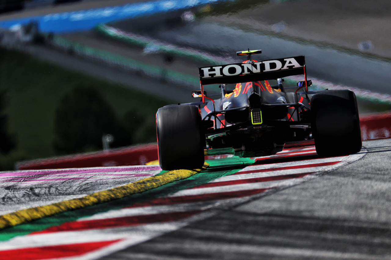GP STIRIA, Sergio Perez (MEX) Red Bull Racing RB16B.
26.06.2021. Formula 1 World Championship, Rd 8, Steiermark Grand Prix, Spielberg, Austria, Qualifiche Day.
- www.xpbimages.com, EMail: requests@xpbimages.com © Copyright: Batchelor / XPB Images