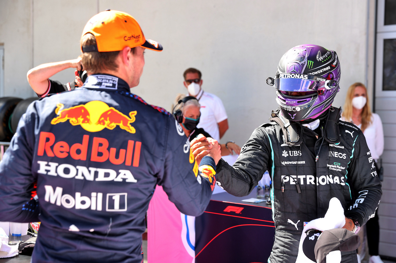GP STIRIA, (L to R): Max Verstappen (NLD) Red Bull Racing celebrates his pole position in qualifying parc ferme with Lewis Hamilton (GBR) Mercedes AMG F1.
26.06.2021. Formula 1 World Championship, Rd 8, Steiermark Grand Prix, Spielberg, Austria, Qualifiche Day.
- www.xpbimages.com, EMail: requests@xpbimages.com © Copyright: Batchelor / XPB Images
