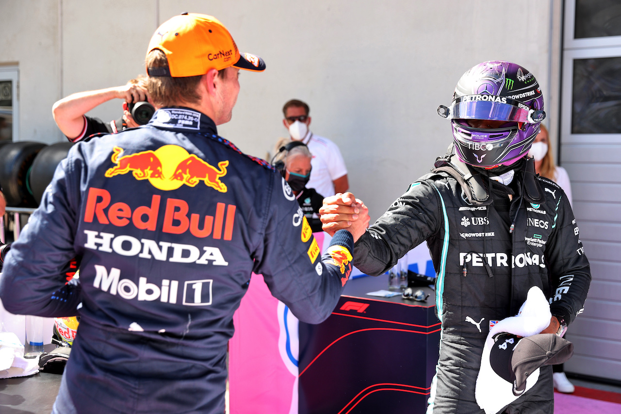GP STIRIA, (L to R): Max Verstappen (NLD) Red Bull Racing celebrates his pole position in qualifying parc ferme with Lewis Hamilton (GBR) Mercedes AMG F1.
26.06.2021. Formula 1 World Championship, Rd 8, Steiermark Grand Prix, Spielberg, Austria, Qualifiche Day.
- www.xpbimages.com, EMail: requests@xpbimages.com © Copyright: Batchelor / XPB Images