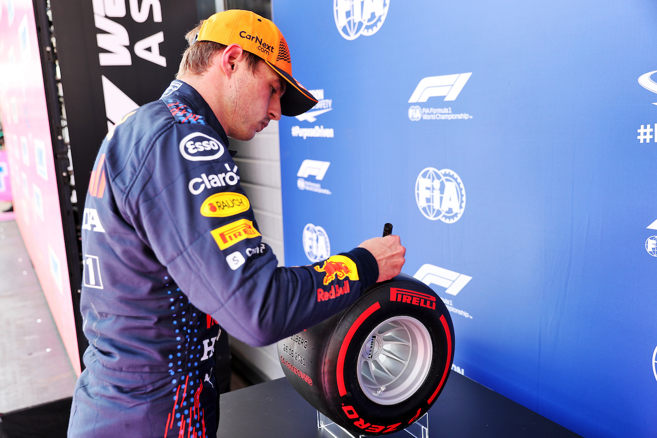 GP STIRIA, Max Verstappen (NLD) Red Bull Racing with the Pirelli Pole Position Award in qualifying parc ferme.
26.06.2021. Formula 1 World Championship, Rd 8, Steiermark Grand Prix, Spielberg, Austria, Qualifiche Day.
- www.xpbimages.com, EMail: requests@xpbimages.com © Copyright: Batchelor / XPB Images