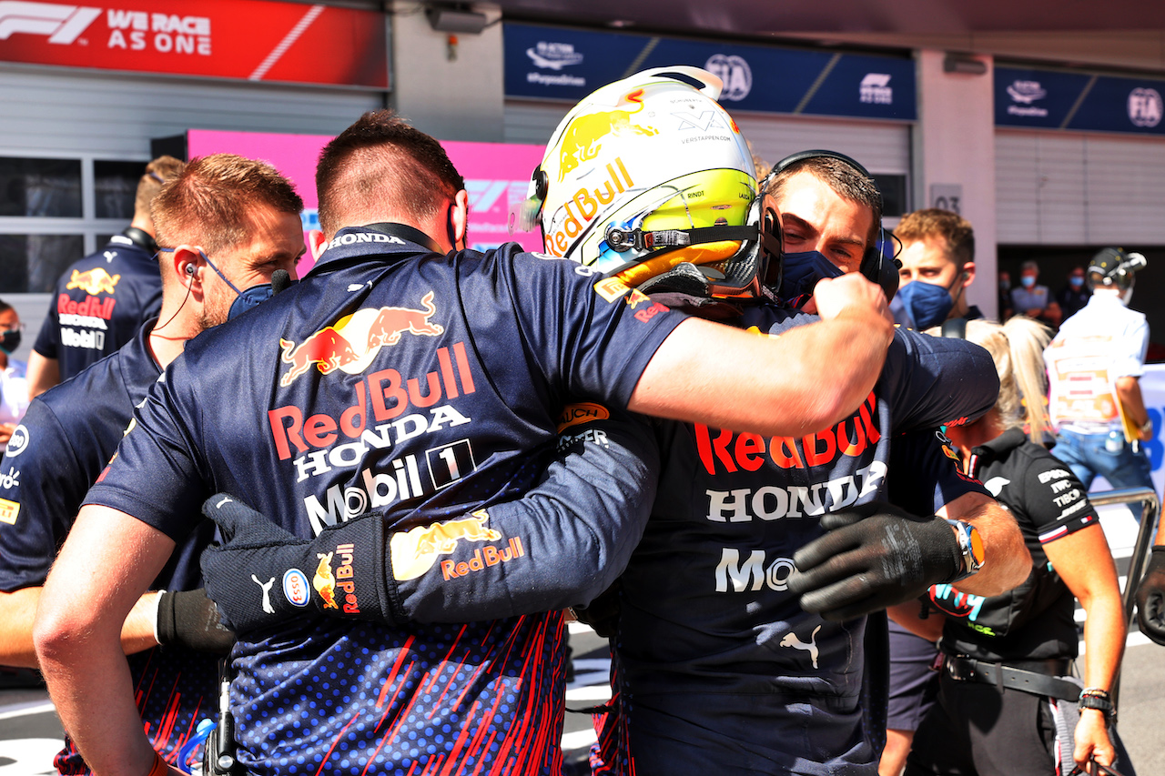 GP STIRIA, Max Verstappen (NLD) Red Bull Racing celebrates his pole position with the team in qualifying parc ferme.
26.06.2021. Formula 1 World Championship, Rd 8, Steiermark Grand Prix, Spielberg, Austria, Qualifiche Day.
- www.xpbimages.com, EMail: requests@xpbimages.com © Copyright: Batchelor / XPB Images