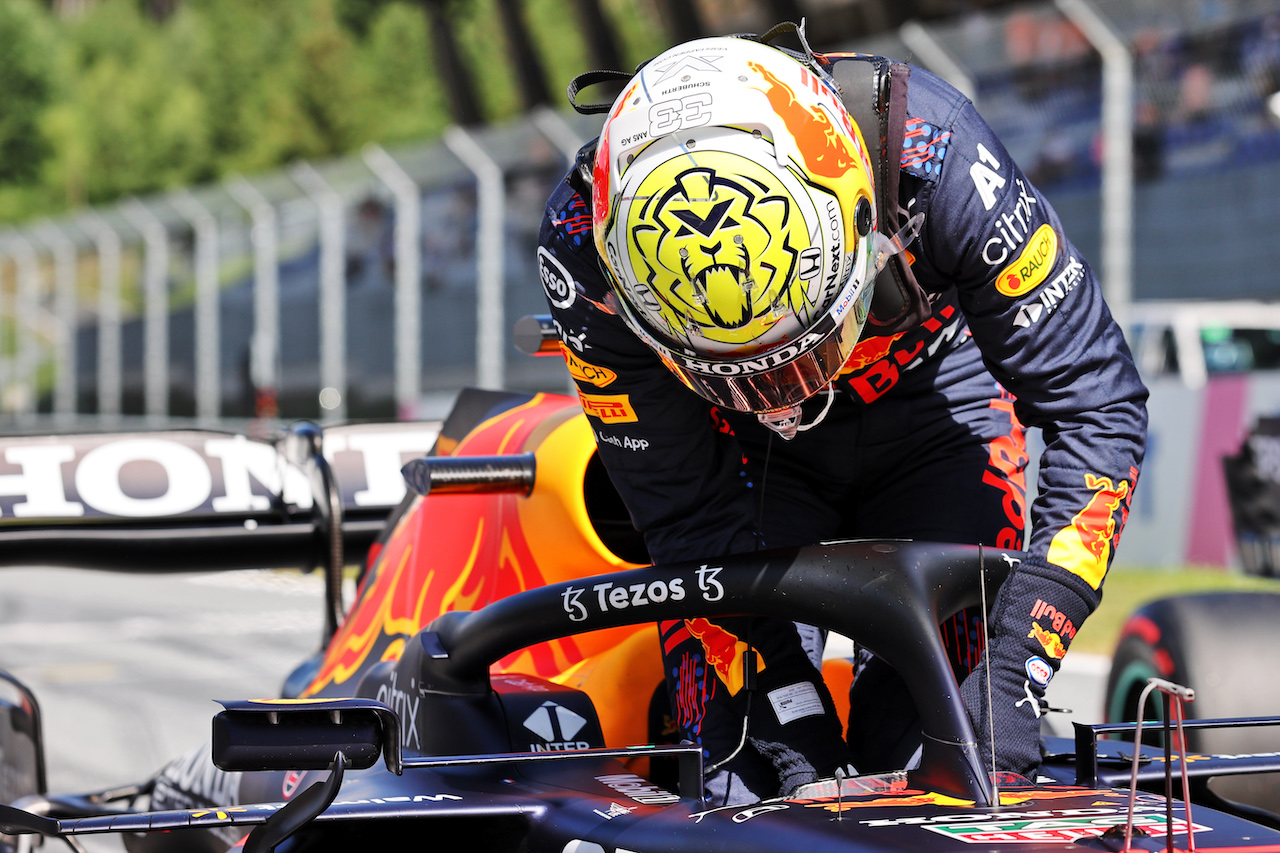 GP STIRIA, Pole sitter Max Verstappen (NLD) Red Bull Racing RB16B in qualifying parc ferme.
26.06.2021. Formula 1 World Championship, Rd 8, Steiermark Grand Prix, Spielberg, Austria, Qualifiche Day.
- www.xpbimages.com, EMail: requests@xpbimages.com © Copyright: Batchelor / XPB Images