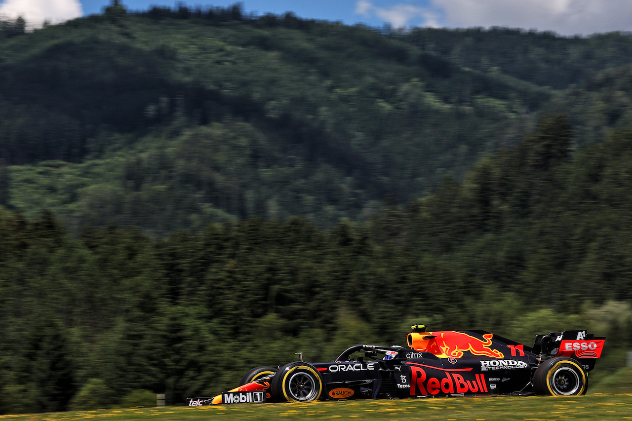 GP STIRIA, Sergio Perez (MEX) Red Bull Racing RB16B.
26.06.2021. Formula 1 World Championship, Rd 8, Steiermark Grand Prix, Spielberg, Austria, Qualifiche Day.
- www.xpbimages.com, EMail: requests@xpbimages.com © Copyright: Batchelor / XPB Images