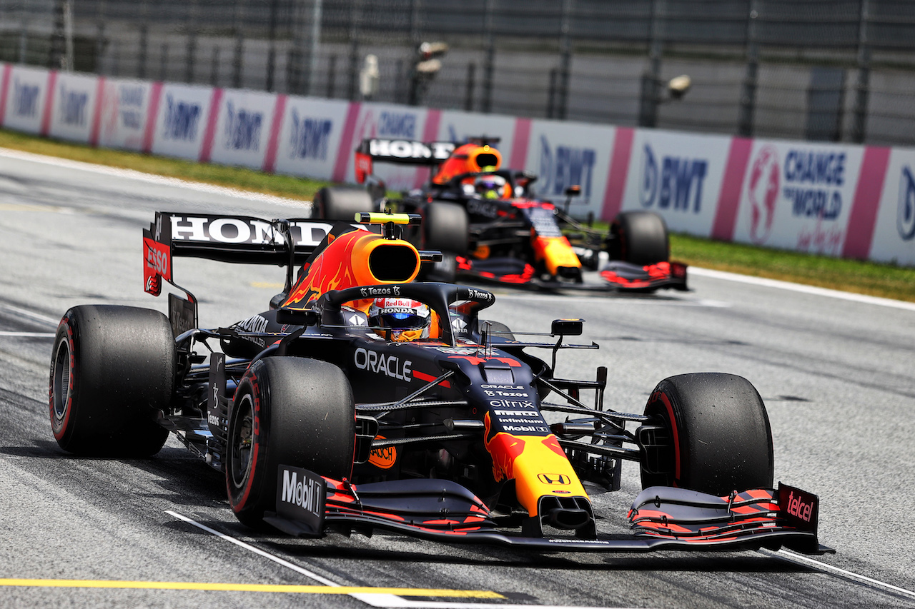 GP STIRIA, Sergio Perez (MEX) Red Bull Racing RB16B e Max Verstappen (NLD) Red Bull Racing RB16B - practice partenzas.
26.06.2021. Formula 1 World Championship, Rd 8, Steiermark Grand Prix, Spielberg, Austria, Qualifiche Day.
- www.xpbimages.com, EMail: requests@xpbimages.com © Copyright: Moy / XPB Images