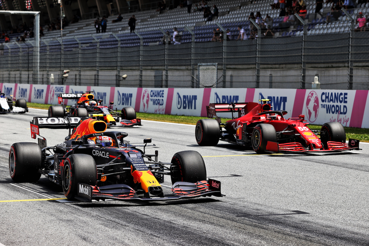 GP STIRIA, Sergio Perez (MEX) Red Bull Racing RB16B e Carlos Sainz Jr (ESP) Ferrari SF-21 - practice partenzas.
26.06.2021. Formula 1 World Championship, Rd 8, Steiermark Grand Prix, Spielberg, Austria, Qualifiche Day.
- www.xpbimages.com, EMail: requests@xpbimages.com © Copyright: Moy / XPB Images