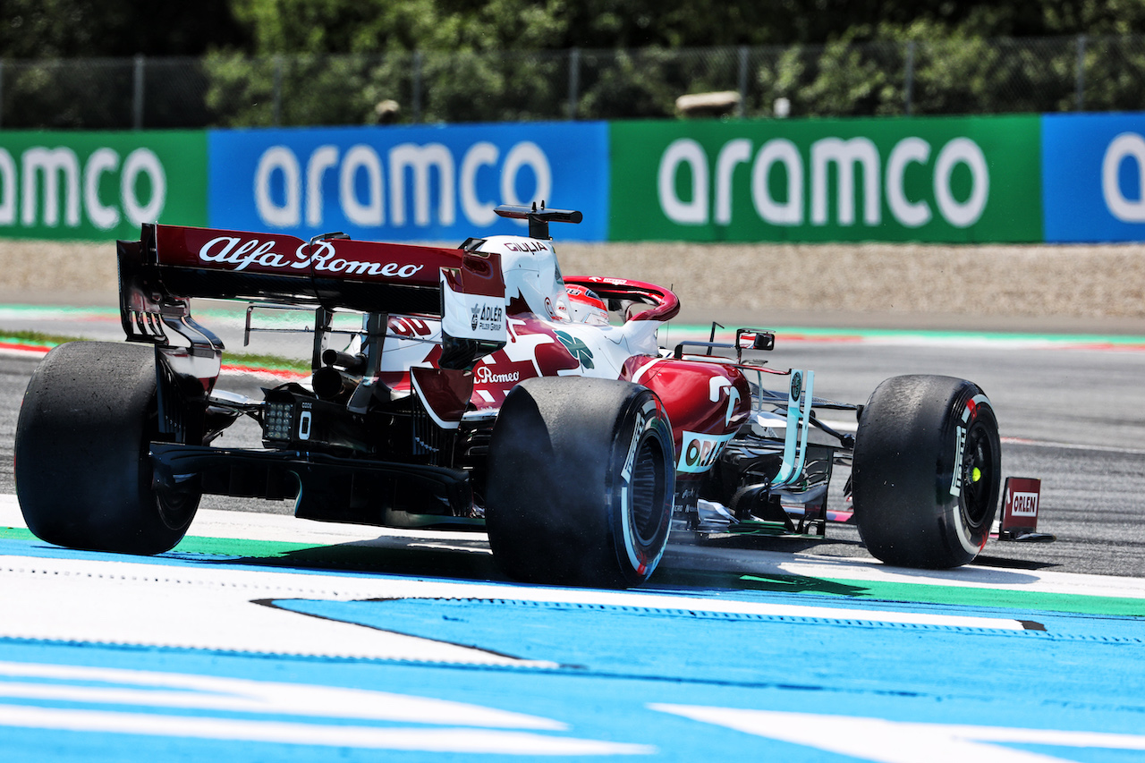 GP STIRIA, Robert Kubica (POL) Alfa Romeo Racing C39 Reserve Driver spins in the first practice session.
25.06.2021. Formula 1 World Championship, Rd 8, Steiermark Grand Prix, Spielberg, Austria, Practice Day.
- www.xpbimages.com, EMail: requests@xpbimages.com © Copyright: Batchelor / XPB Images