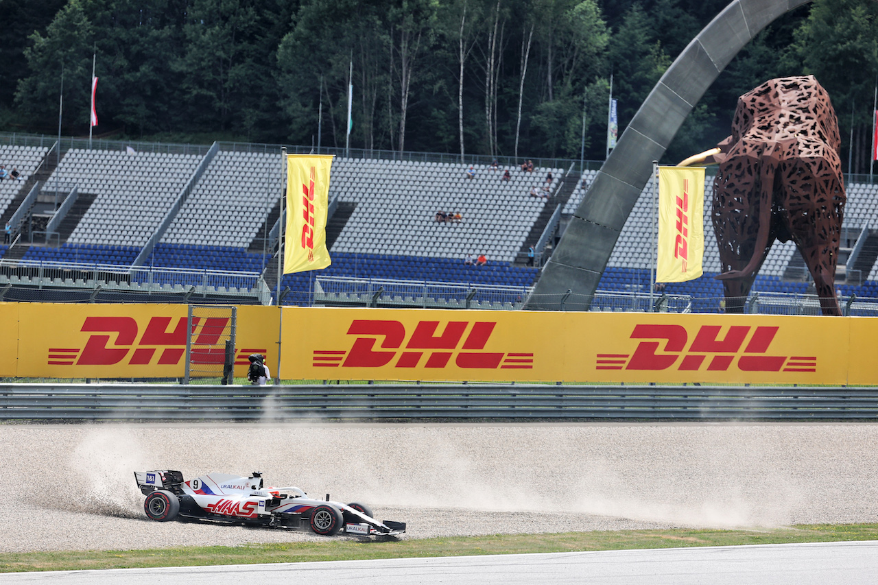 GP STIRIA, Nikita Mazepin (RUS) Haas F1 Team VF-21 spins in the second practice session.
25.06.2021. Formula 1 World Championship, Rd 8, Steiermark Grand Prix, Spielberg, Austria, Practice Day.
- www.xpbimages.com, EMail: requests@xpbimages.com © Copyright: Batchelor / XPB Images