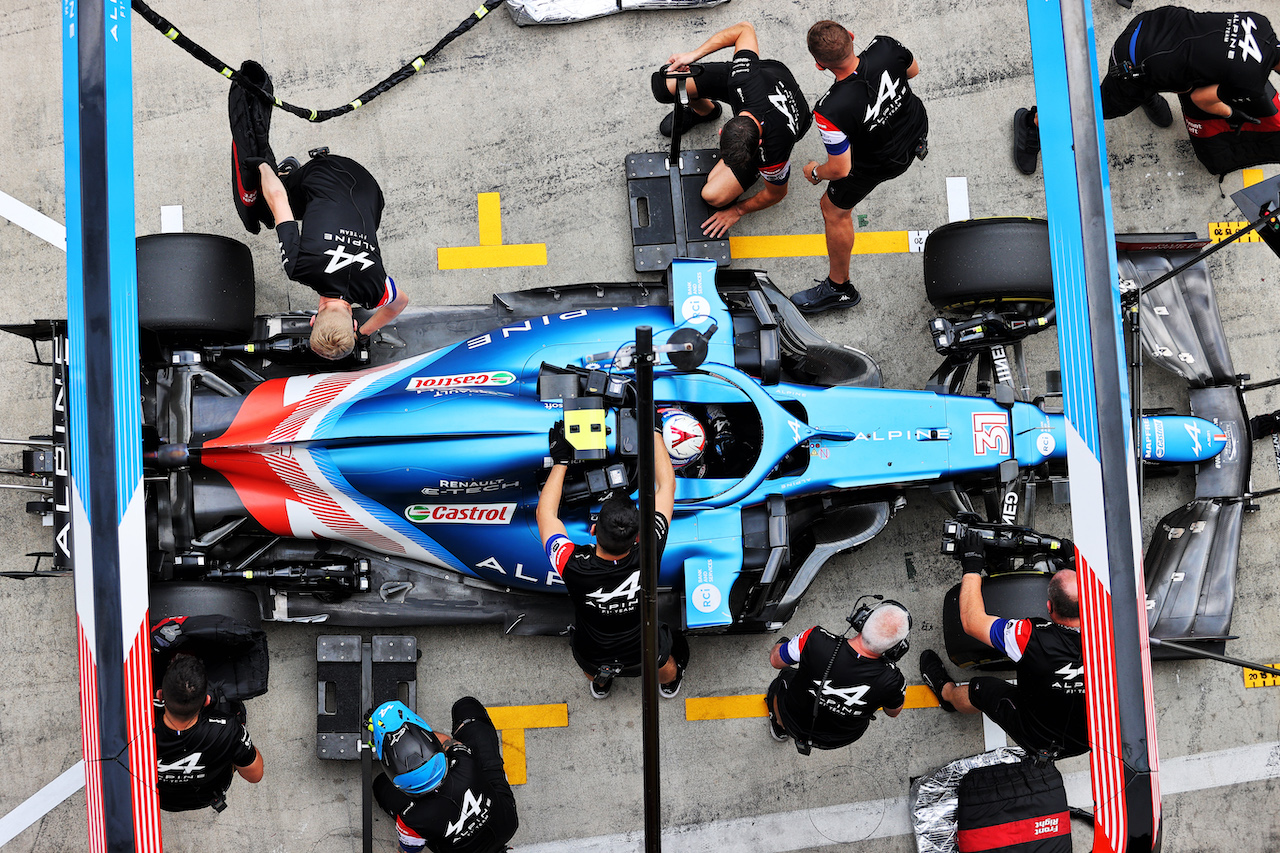 GP STIRIA, Esteban Ocon (FRA) Alpine F1 Team A521 in the pits.
25.06.2021. Formula 1 World Championship, Rd 8, Steiermark Grand Prix, Spielberg, Austria, Practice Day.
- www.xpbimages.com, EMail: requests@xpbimages.com © Copyright: Moy / XPB Images