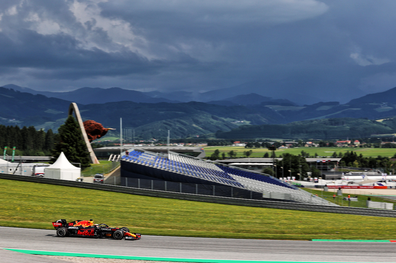 GP STIRIA, Max Verstappen (NLD) Red Bull Racing RB16B.
25.06.2021. Formula 1 World Championship, Rd 8, Steiermark Grand Prix, Spielberg, Austria, Practice Day.
- www.xpbimages.com, EMail: requests@xpbimages.com © Copyright: Batchelor / XPB Images