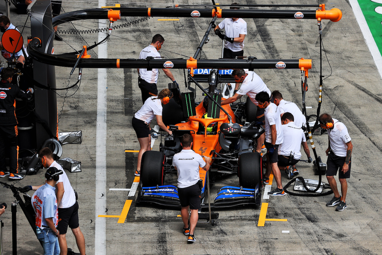 GP STIRIA, Lando Norris (GBR) McLaren MCL35M in his pit box.
25.06.2021. Formula 1 World Championship, Rd 8, Steiermark Grand Prix, Spielberg, Austria, Practice Day.
- www.xpbimages.com, EMail: requests@xpbimages.com © Copyright: Moy / XPB Images