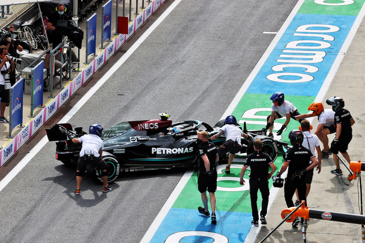 GP STIRIA, Valtteri Bottas (FIN) Mercedes AMG F1 W12 spun in the second practice session exiting his pit box.
25.06.2021. Formula 1 World Championship, Rd 8, Steiermark Grand Prix, Spielberg, Austria, Practice Day.
- www.xpbimages.com, EMail: requests@xpbimages.com © Copyright: Moy / XPB Images