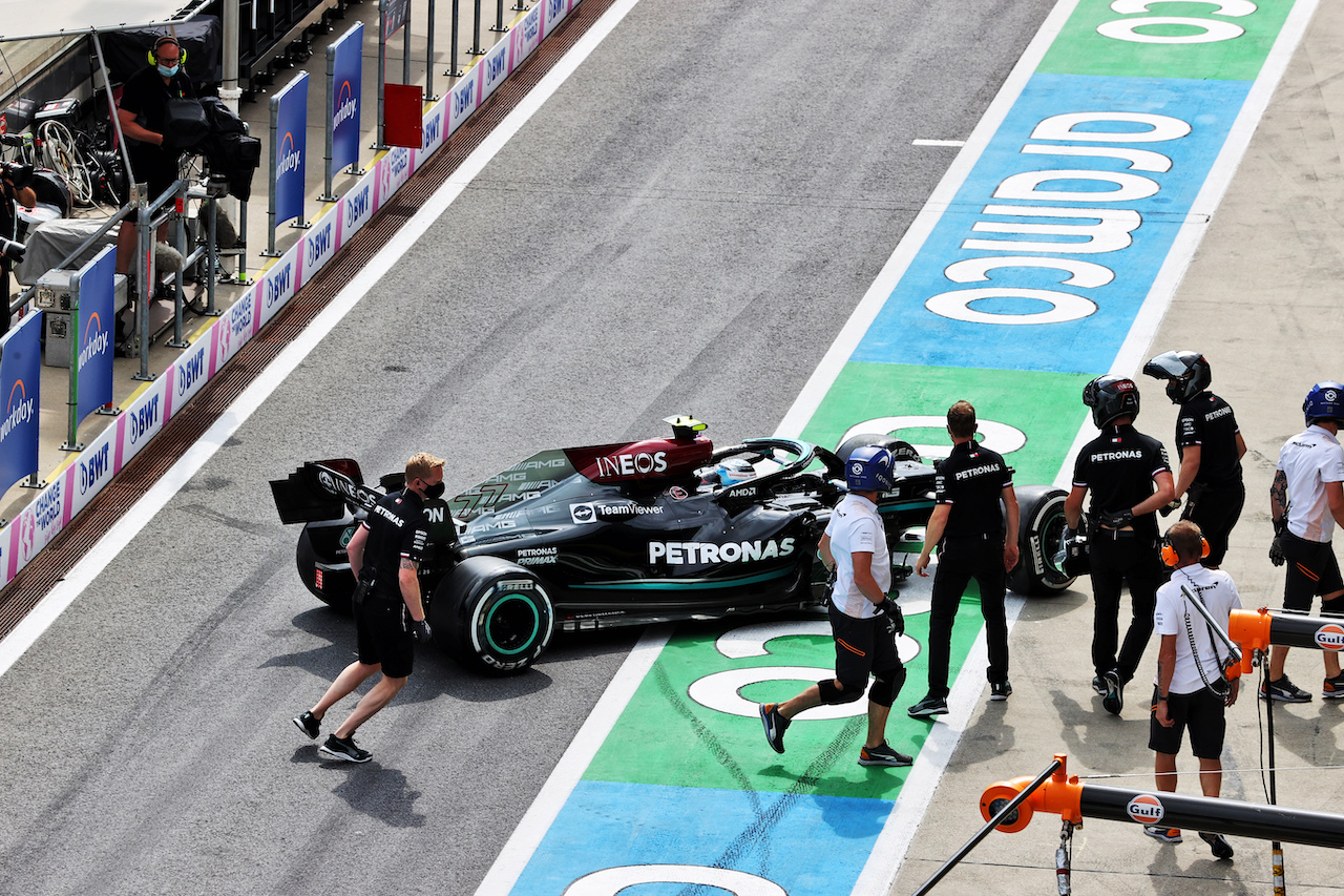 GP STIRIA, Valtteri Bottas (FIN) Mercedes AMG F1 W12 spun in the second practice session exiting his pit box.
25.06.2021. Formula 1 World Championship, Rd 8, Steiermark Grand Prix, Spielberg, Austria, Practice Day.
- www.xpbimages.com, EMail: requests@xpbimages.com © Copyright: Moy / XPB Images
