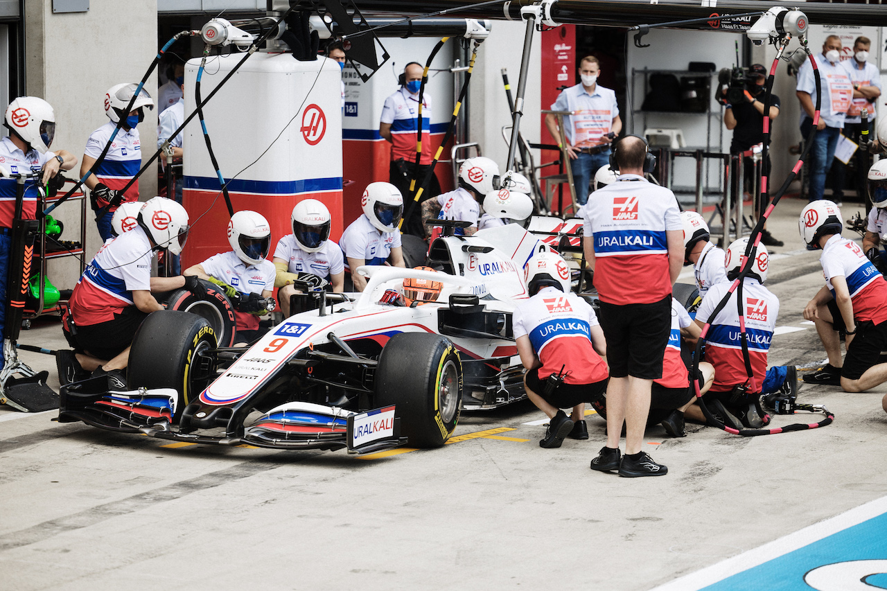 GP STIRIA, Nikita Mazepin (RUS) Haas F1 Team VF-21 leaves the pits.
25.06.2021. Formula 1 World Championship, Rd 8, Steiermark Grand Prix, Spielberg, Austria, Practice Day.
- www.xpbimages.com, EMail: requests@xpbimages.com © Copyright: Bearne / XPB Images
