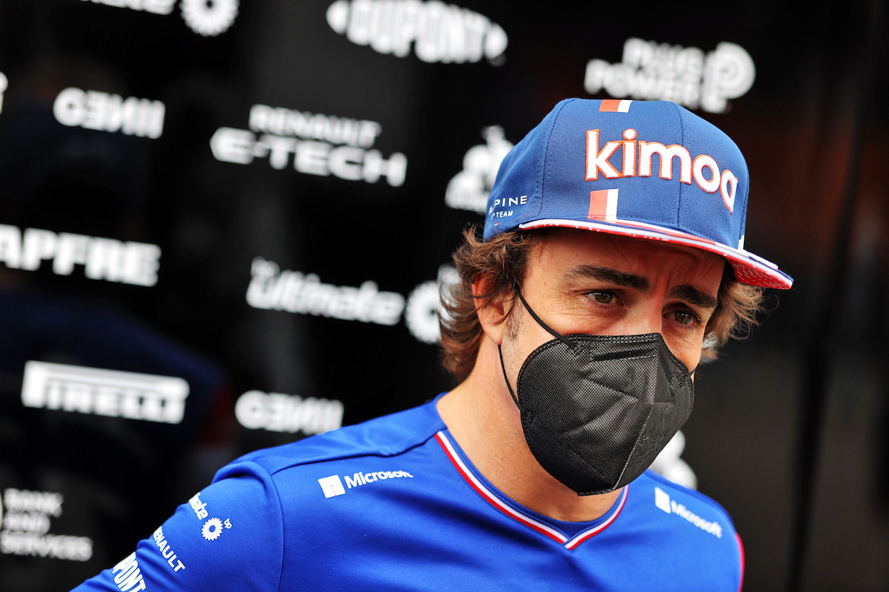 GP STIRIA, Fernando Alonso (ESP) Alpine F1 Team with the media.
25.06.2021. Formula 1 World Championship, Rd 8, Steiermark Grand Prix, Spielberg, Austria, Practice Day.
- www.xpbimages.com, EMail: requests@xpbimages.com © Copyright: Moy / XPB Images