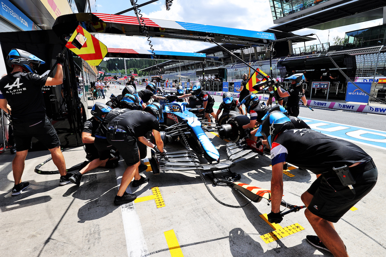 GP STIRIA, Fernando Alonso (ESP) Alpine F1 Team A521 practices a pit stop.
25.06.2021. Formula 1 World Championship, Rd 8, Steiermark Grand Prix, Spielberg, Austria, Practice Day.
- www.xpbimages.com, EMail: requests@xpbimages.com © Copyright: Moy / XPB Images