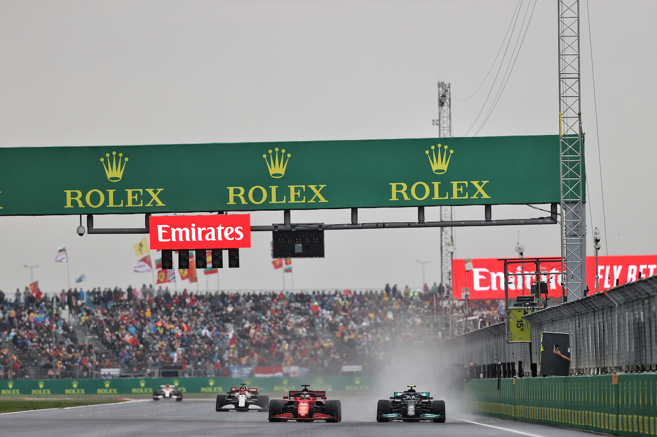 GP TURCHIA, Charles Leclerc (MON) Ferrari SF-21 e Valtteri Bottas (FIN) Mercedes AMG F1 W12 battle for the lead of the race.
10.10.2021. Formula 1 World Championship, Rd 16, Turkish Grand Prix, Istanbul, Turkey, Gara Day.
- www.xpbimages.com, EMail: requests@xpbimages.com © Copyright: Moy / XPB Images