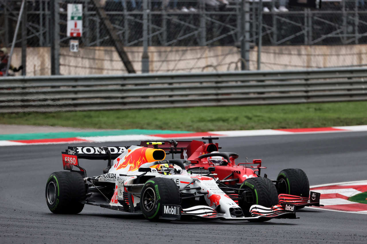 GP TURCHIA, Sergio Perez (MEX) Red Bull Racing RB16B e Charles Leclerc (MON) Ferrari SF-21 battle for position.
10.10.2021. Formula 1 World Championship, Rd 16, Turkish Grand Prix, Istanbul, Turkey, Gara Day.
- www.xpbimages.com, EMail: requests@xpbimages.com © Copyright: Batchelor / XPB Images