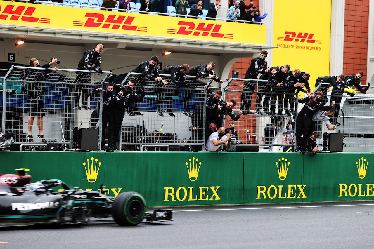 GP TURCHIA, Gara winner Valtteri Bottas (FIN) Mercedes AMG F1 W12 passes the team at the end of the race.
10.10.2021. Formula 1 World Championship, Rd 16, Turkish Grand Prix, Istanbul, Turkey, Gara Day.
- www.xpbimages.com, EMail: requests@xpbimages.com © Copyright: Moy / XPB Images