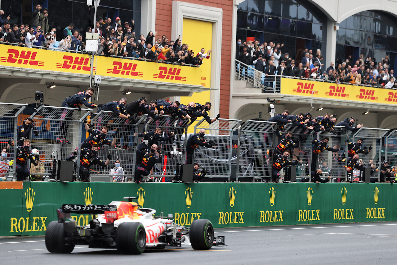 GP TURCHIA, Second placed Max Verstappen (NLD) Red Bull Racing RB16B passes the team at the end of the race.
10.10.2021. Formula 1 World Championship, Rd 16, Turkish Grand Prix, Istanbul, Turkey, Gara Day.
- www.xpbimages.com, EMail: requests@xpbimages.com © Copyright: Moy / XPB Images