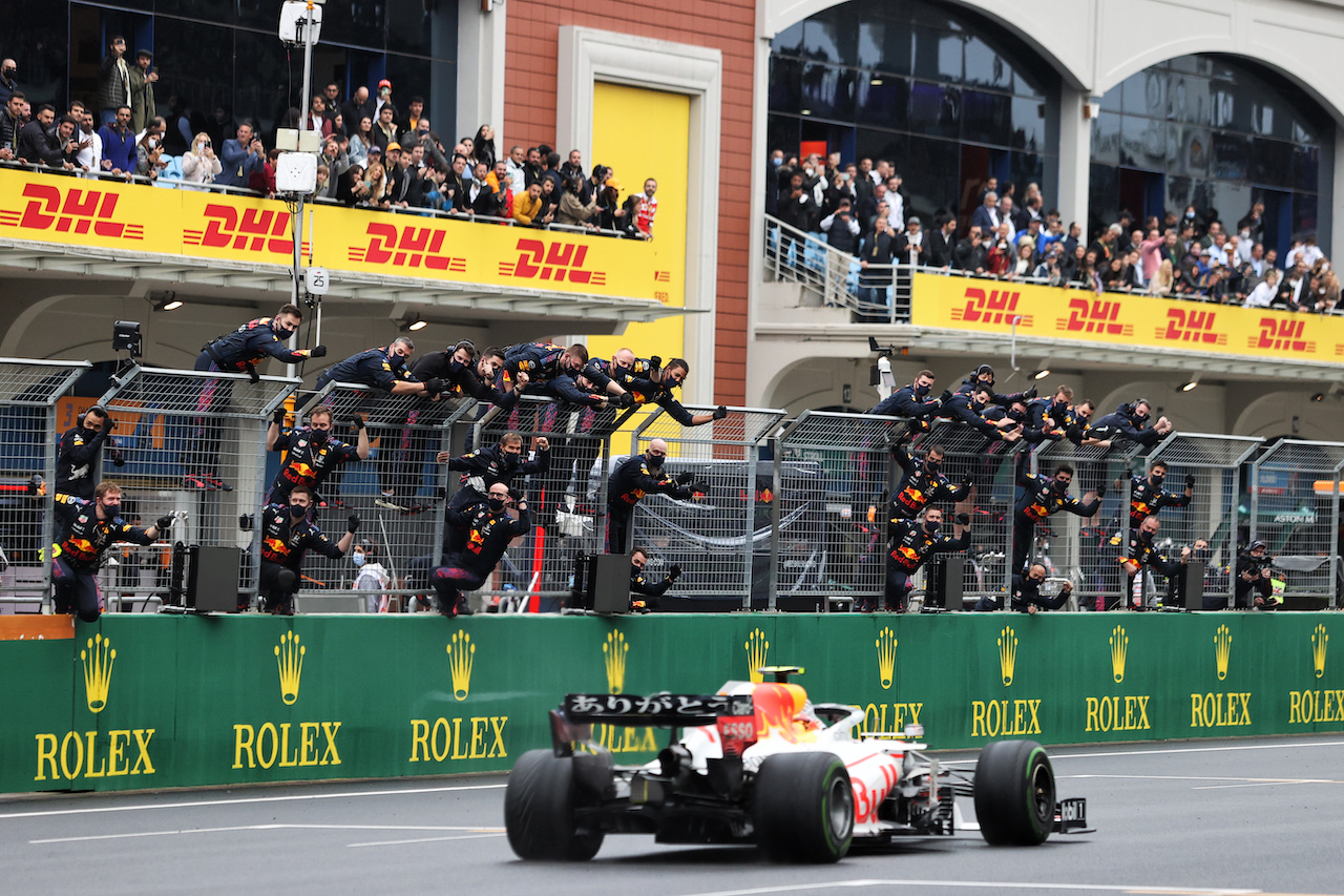 GP TURCHIA, THird placed Sergio Perez (MEX) Red Bull Racing RB16B passes the team at the end of the race.
10.10.2021. Formula 1 World Championship, Rd 16, Turkish Grand Prix, Istanbul, Turkey, Gara Day.
- www.xpbimages.com, EMail: requests@xpbimages.com © Copyright: Moy / XPB Images