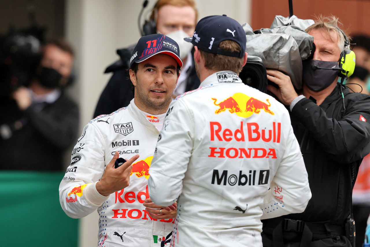 GP TURCHIA, (L to R): third placed Sergio Perez (MEX) Red Bull Racing with second placed team mate Valtteri Bottas (FIN) Mercedes AMG F1 in parc ferme at the end of the race.
10.10.2021. Formula 1 World Championship, Rd 16, Turkish Grand Prix, Istanbul, Turkey, Gara Day.
- www.xpbimages.com, EMail: requests@xpbimages.com © Copyright: Moy / XPB Images