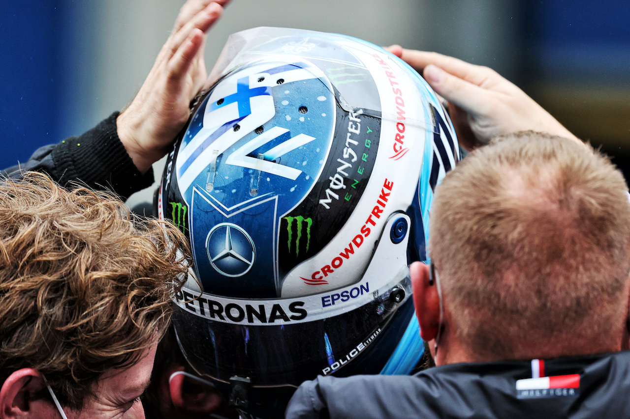 GP TURCHIA, Gara winner Valtteri Bottas (FIN) Mercedes AMG F1 celebrates with the team in parc ferme.
10.10.2021. Formula 1 World Championship, Rd 16, Turkish Grand Prix, Istanbul, Turkey, Gara Day.
- www.xpbimages.com, EMail: requests@xpbimages.com © Copyright: Moy / XPB Images