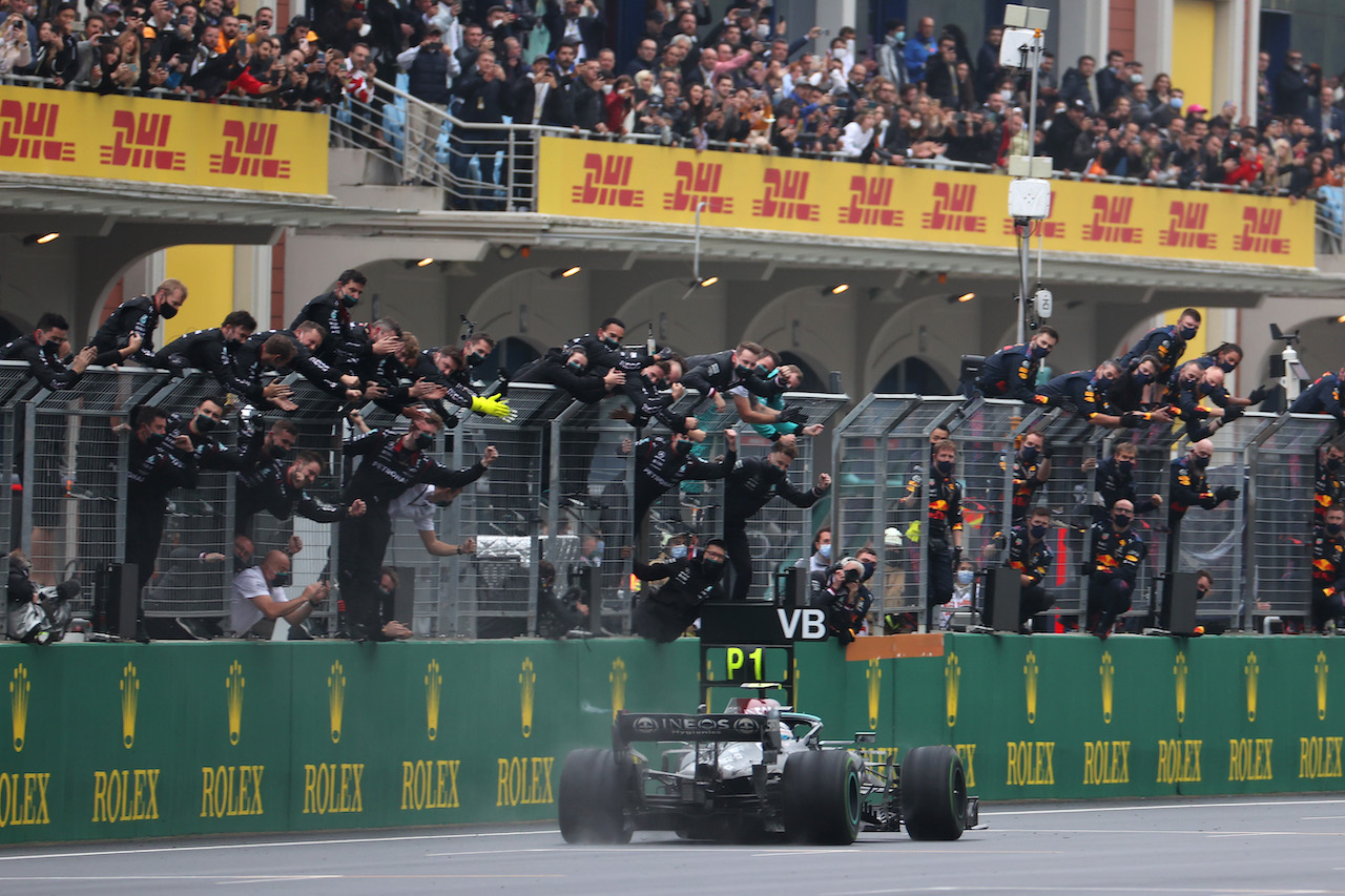 GP TURCHIA, 1st place Valtteri Bottas (FIN) Mercedes AMG F1 passes the team.
10.2021. Formula 1 World Championship, Rd 16, Turkish Grand Prix, Istanbul, Turkey, Gara Day.
- www.xpbimages.com, EMail: requests@xpbimages.com ¬© Copyright: Batchelor / XPB Images
