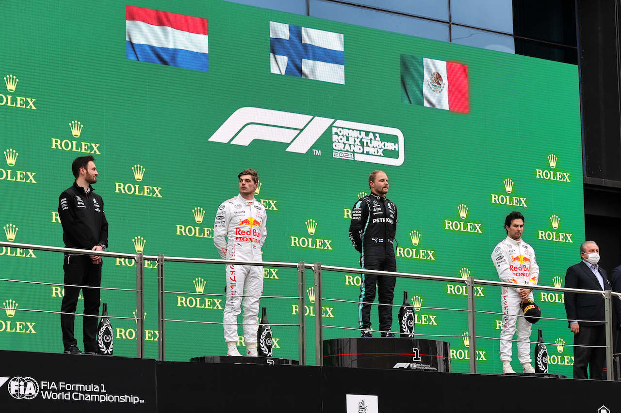 GP TURCHIA, The podium (L to R): Max Verstappen (NLD) Red Bull Racing, second; Valtteri Bottas (FIN) Mercedes AMG F1, vincitore; Sergio Perez (MEX) Red Bull Racing, third.
10.10.2021. Formula 1 World Championship, Rd 16, Turkish Grand Prix, Istanbul, Turkey, Gara Day.
- www.xpbimages.com, EMail: requests@xpbimages.com © Copyright: Moy / XPB Images