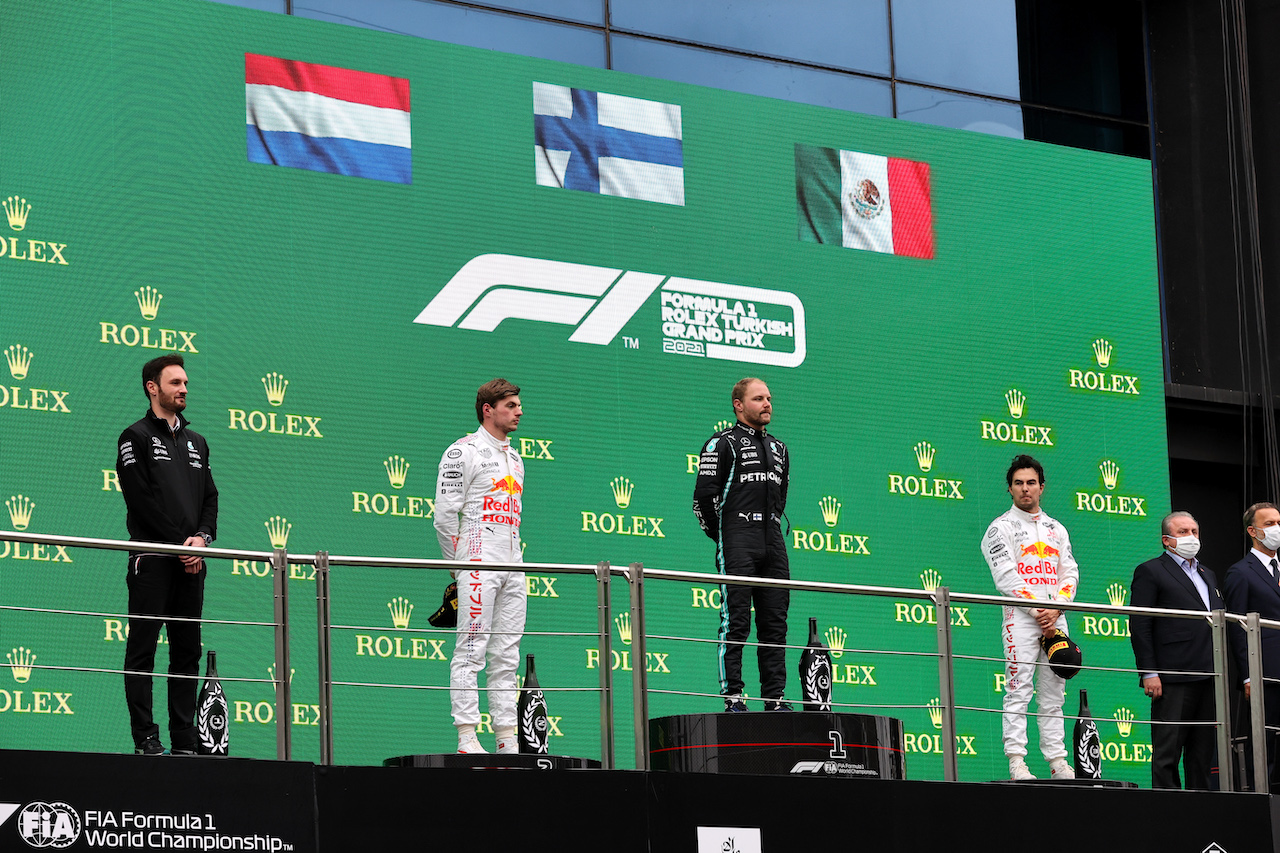 GP TURCHIA, The podium (L to R): Max Verstappen (NLD) Red Bull Racing, second; Valtteri Bottas (FIN) Mercedes AMG F1, vincitore; Sergio Perez (MEX) Red Bull Racing, third.
10.10.2021. Formula 1 World Championship, Rd 16, Turkish Grand Prix, Istanbul, Turkey, Gara Day.
- www.xpbimages.com, EMail: requests@xpbimages.com © Copyright: Moy / XPB Images