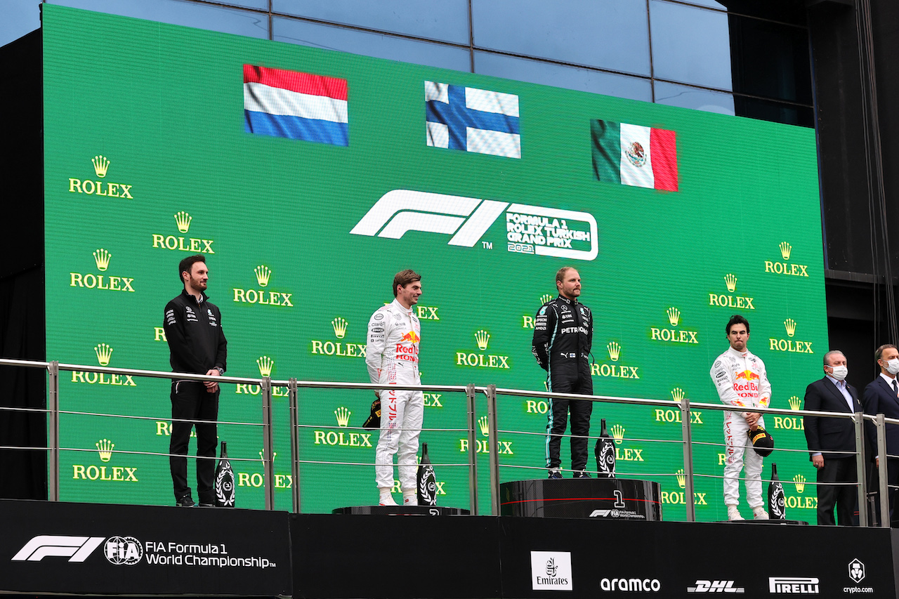 GP TURCHIA, The podium (L to R): Max Verstappen (NLD) Red Bull Racing, second; Valtteri Bottas (FIN) Mercedes AMG F1, vincitore; Sergio Perez (MEX) Red Bull Racing, third.
10.10.2021. Formula 1 World Championship, Rd 16, Turkish Grand Prix, Istanbul, Turkey, Gara Day.
- www.xpbimages.com, EMail: requests@xpbimages.com © Copyright: Moy / XPB Images