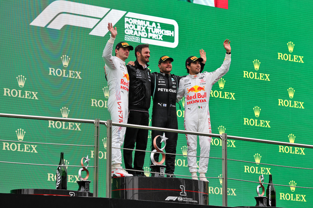 GP TURCHIA, The podium (L to R): Max Verstappen (NLD) Red Bull Racing, second; Valtteri Bottas (FIN) Mercedes AMG F1, vincitore; Sergio Perez (MEX) Red Bull Racing, third.
10.10.2021. Formula 1 World Championship, Rd 16, Turkish Grand Prix, Istanbul, Turkey, Gara Day.
- www.xpbimages.com, EMail: requests@xpbimages.com © Copyright: Moy / XPB Images