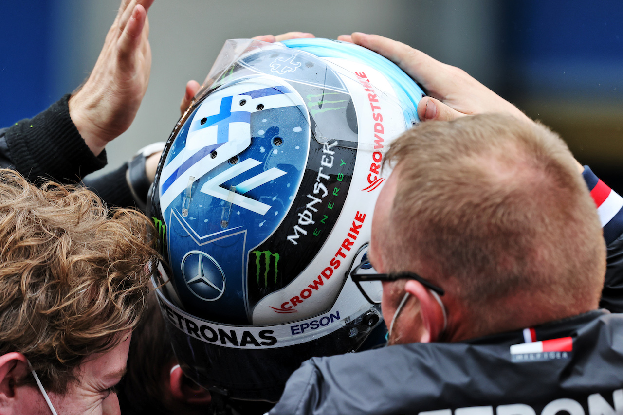 GP TURCHIA, Gara winner Valtteri Bottas (FIN) Mercedes AMG F1 celebrates with the team in parc ferme.
10.10.2021. Formula 1 World Championship, Rd 16, Turkish Grand Prix, Istanbul, Turkey, Gara Day.
- www.xpbimages.com, EMail: requests@xpbimages.com © Copyright: Moy / XPB Images