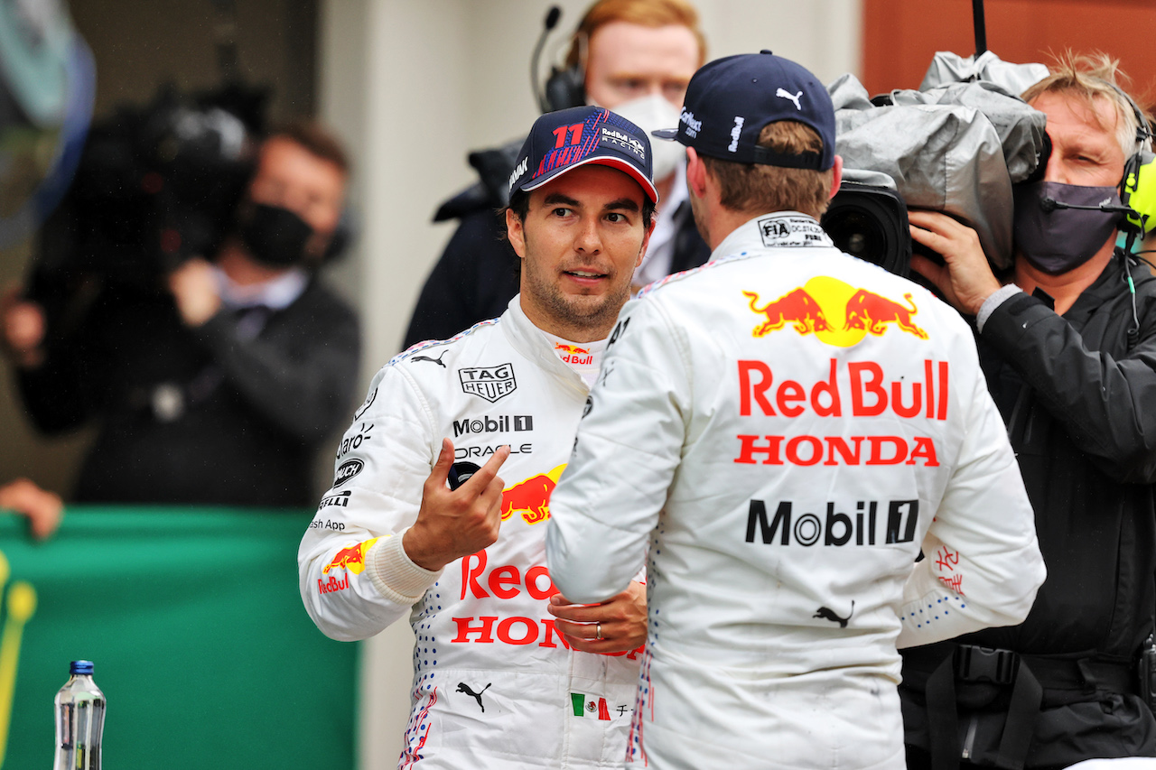 GP TURCHIA, (L to R): Sergio Perez (MEX) Red Bull Racing in parc ferme with team mate Max Verstappen (NLD) Red Bull Racing.
10.10.2021. Formula 1 World Championship, Rd 16, Turkish Grand Prix, Istanbul, Turkey, Gara Day.
- www.xpbimages.com, EMail: requests@xpbimages.com © Copyright: Moy / XPB Images