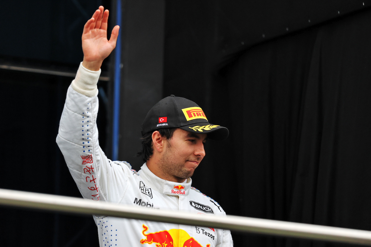 GP TURCHIA, Sergio Perez (MEX) Red Bull Racing celebrates his third position on the podium.
10.10.2021. Formula 1 World Championship, Rd 16, Turkish Grand Prix, Istanbul, Turkey, Gara Day.
- www.xpbimages.com, EMail: requests@xpbimages.com © Copyright: Moy / XPB Images