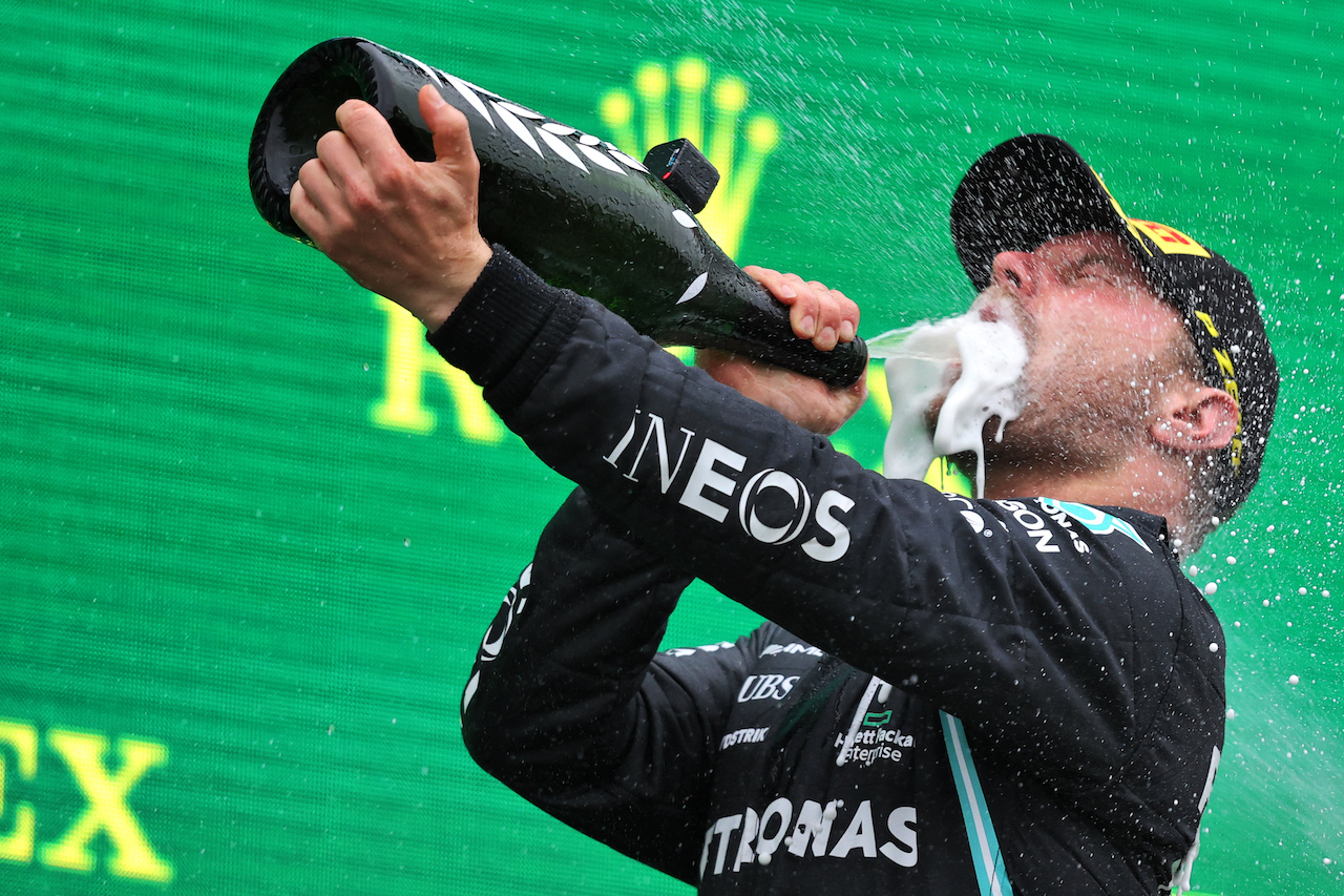 GP TURCHIA, Gara winner Valtteri Bottas (FIN) Mercedes AMG F1 celebrates on the podium.
10.10.2021. Formula 1 World Championship, Rd 16, Turkish Grand Prix, Istanbul, Turkey, Gara Day.
- www.xpbimages.com, EMail: requests@xpbimages.com © Copyright: Moy / XPB Images