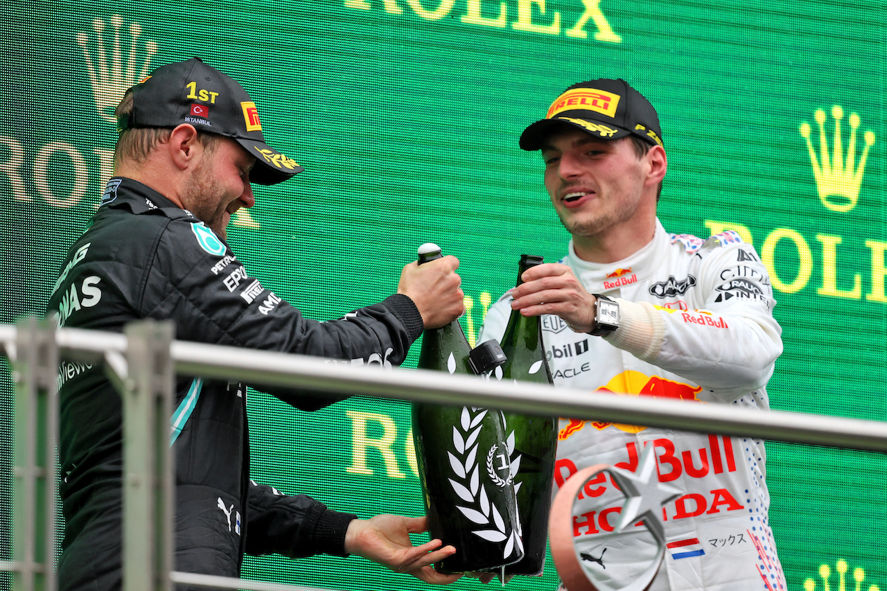 GP TURCHIA, (L to R): Gara winner Valtteri Bottas (FIN) Mercedes AMG F1 celebrates on the podium with second placed Max Verstappen (NLD) Red Bull Racing.
10.10.2021. Formula 1 World Championship, Rd 16, Turkish Grand Prix, Istanbul, Turkey, Gara Day.
- www.xpbimages.com, EMail: requests@xpbimages.com © Copyright: Moy / XPB Images