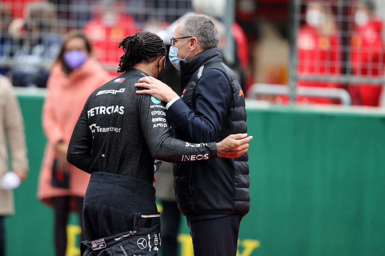 GP TURCHIA, (L to R): Lewis Hamilton (GBR) Mercedes AMG F1 with Stefano Domenicali (ITA) Formula One President e CEO on the grid.
10.10.2021. Formula 1 World Championship, Rd 16, Turkish Grand Prix, Istanbul, Turkey, Gara Day.
- www.xpbimages.com, EMail: requests@xpbimages.com © Copyright: Moy / XPB Images