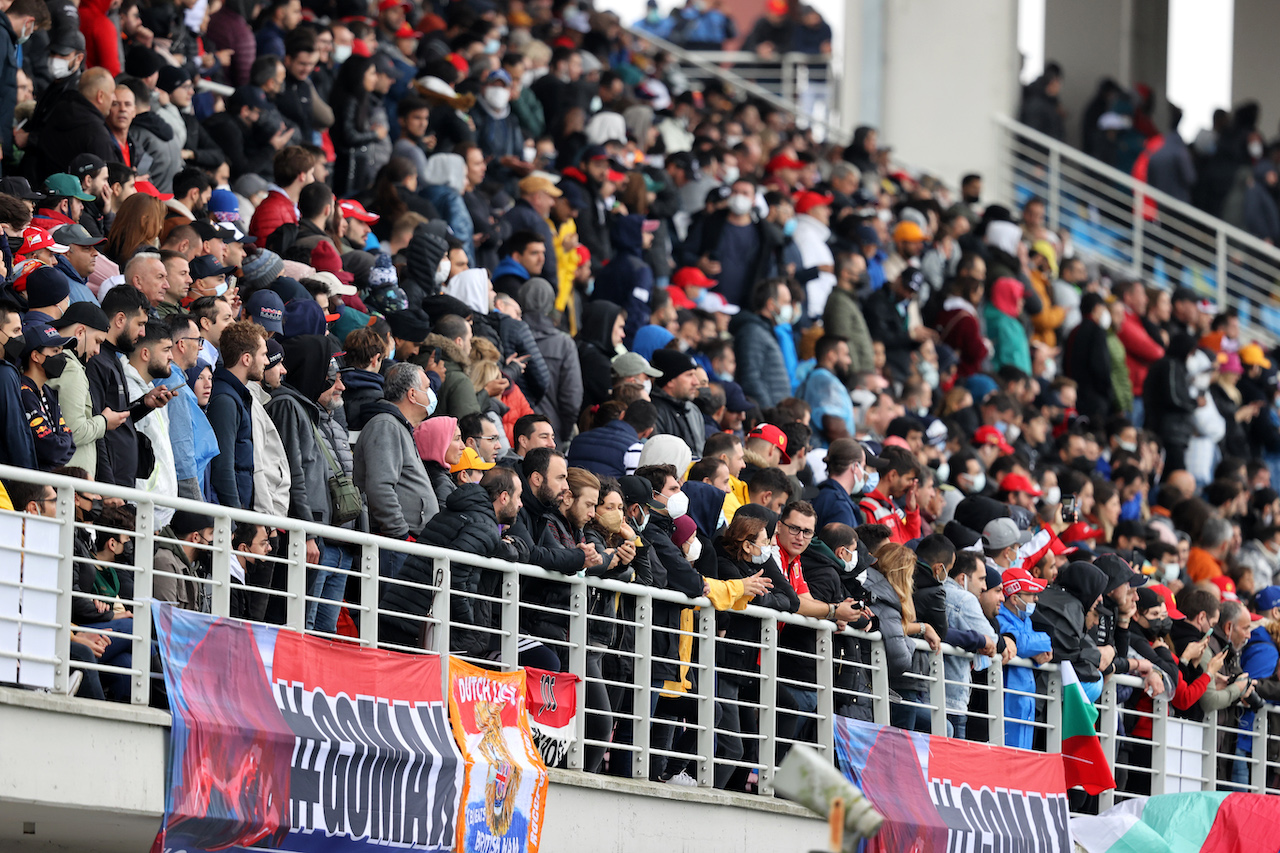 GP TURCHIA, Circuit Atmosfera - fans in the grandstand.
10.10.2021. Formula 1 World Championship, Rd 16, Turkish Grand Prix, Istanbul, Turkey, Gara Day.
- www.xpbimages.com, EMail: requests@xpbimages.com © Copyright: Moy / XPB Images